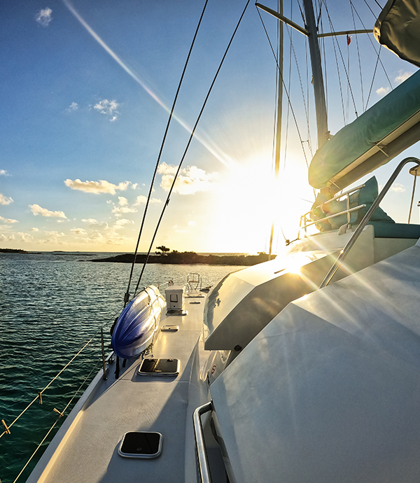 Image of the horizon over a sail boat